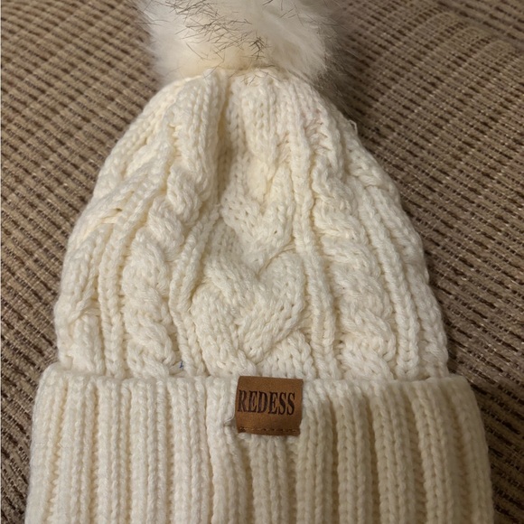 Beanie‎ Redess Knit Lined Faux Fur Pom - Picture 1 of 4